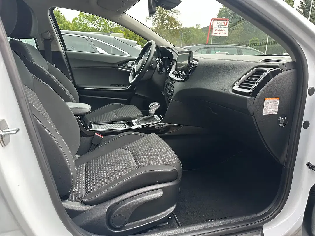 Kia XCeed 1.6 PHEV Hybrid Vision - Thumbnail 11