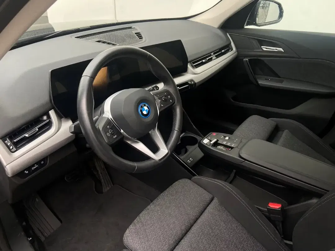 BMW iX1 xDrive - Thumbnail 5
