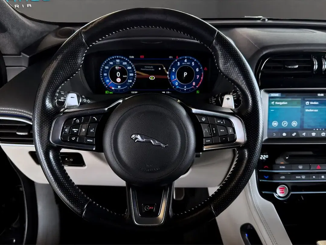 Jaguar F-Pace 5.0 V8 4x4 SVR - Thumbnail 10