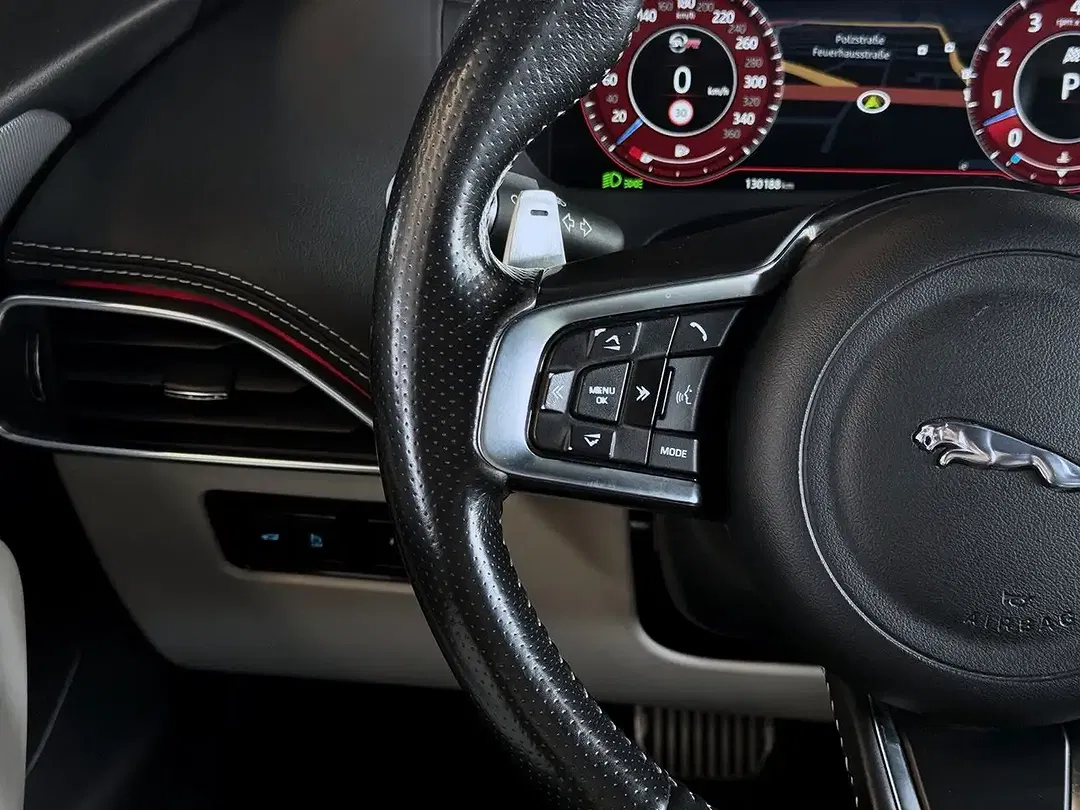 Jaguar F-Pace 5.0 V8 4x4 SVR - Thumbnail 11