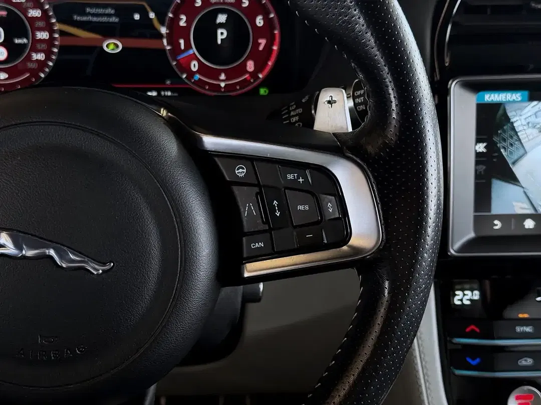 Jaguar F-Pace 5.0 V8 4x4 SVR - Thumbnail 12