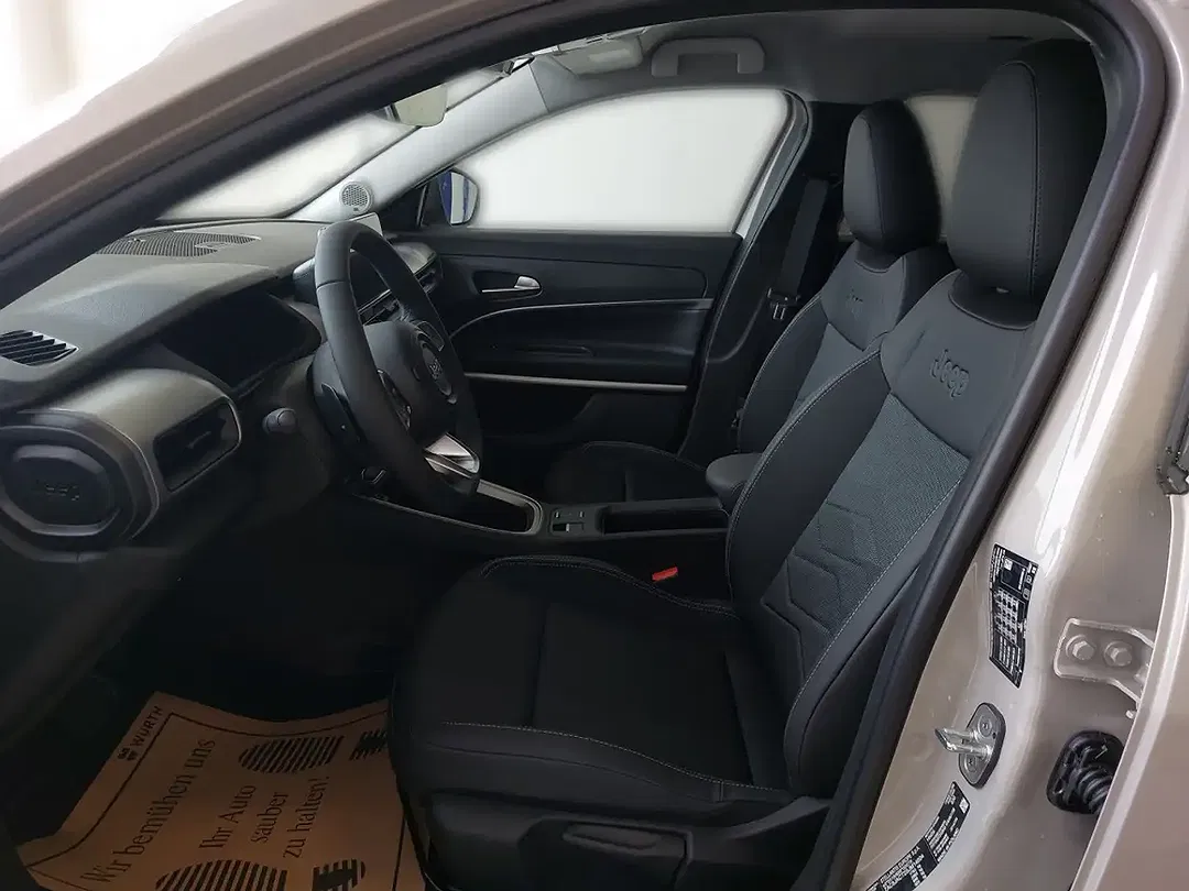 Jeep Avenger e-Hybrid Summit - Thumbnail 5