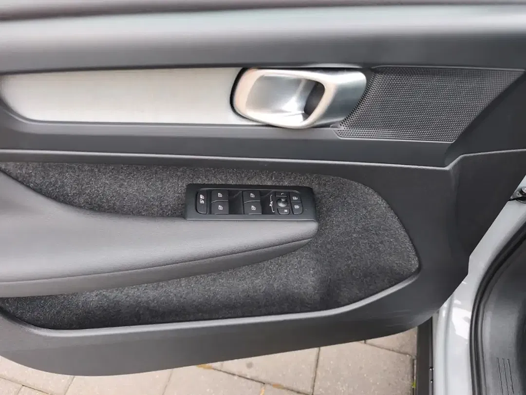 Volvo XC40 B3 Core - Thumbnail 12