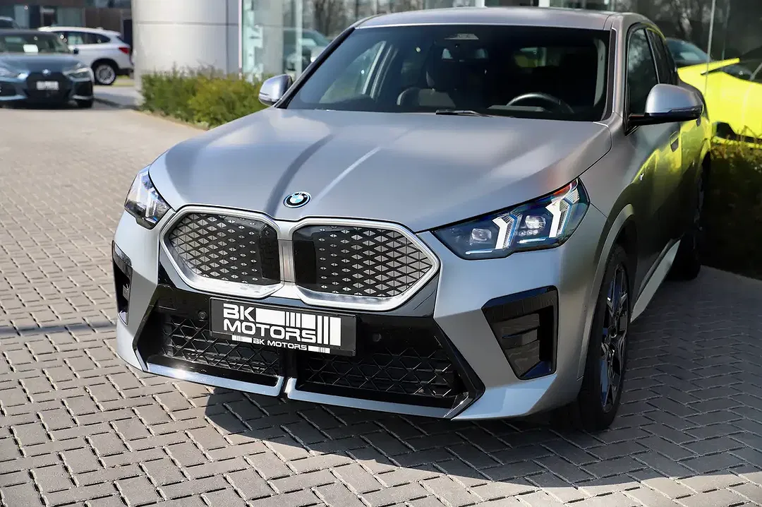 BMW iX2 xDrive - Thumbnail 3