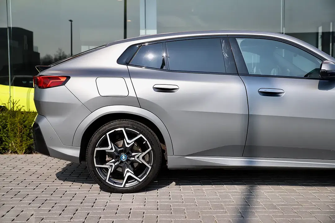 BMW iX2 xDrive - Thumbnail 4