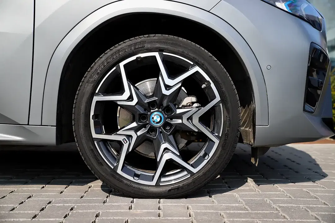 BMW iX2 xDrive - Thumbnail 5