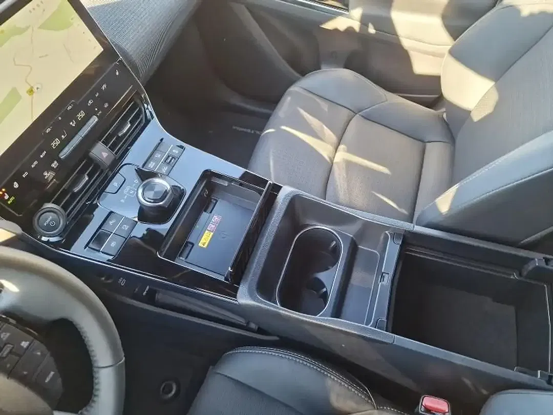 Subaru Solterra EV Platinum - Thumbnail 8
