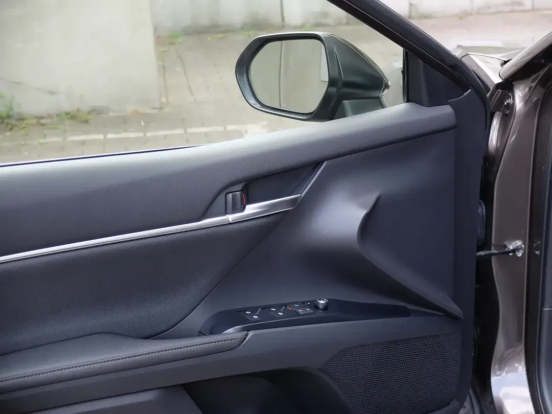 Toyota Camry Hybrid - Thumbnail 10