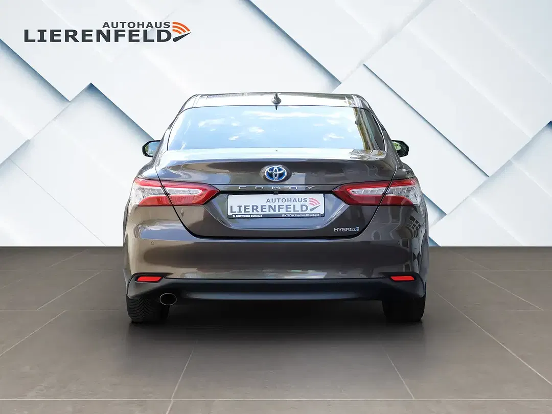 Toyota Camry Hybrid - Thumbnail 4