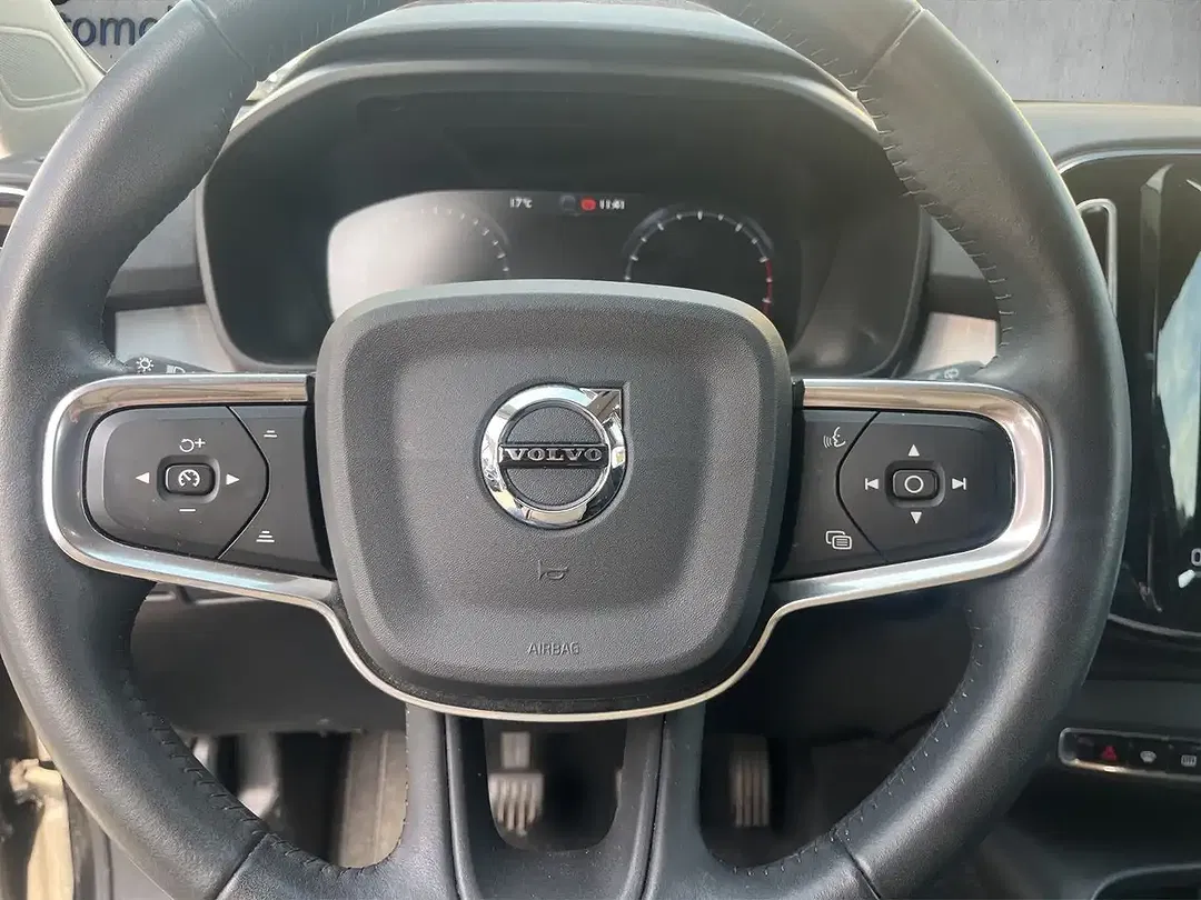 Volvo XC40 Momentum Pro - Thumbnail 10