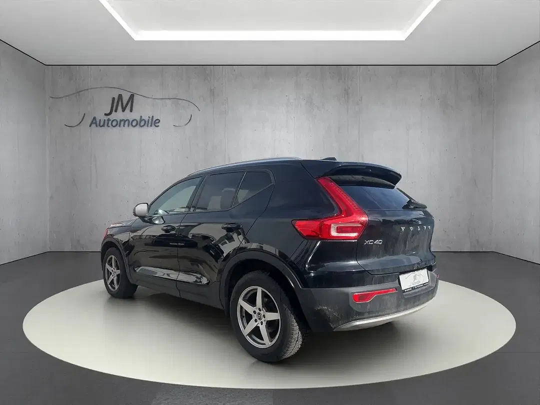 Volvo XC40 Momentum Pro - Thumbnail 4