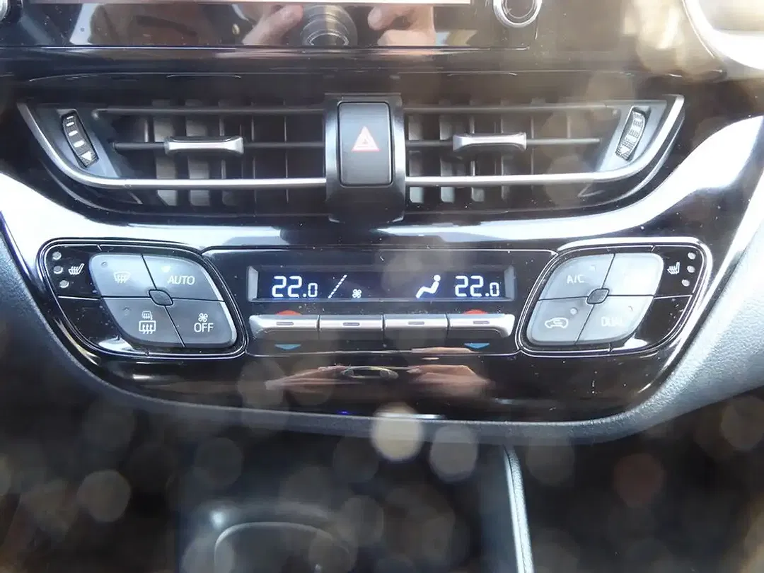 Toyota C-HR Hybrid - Thumbnail 10