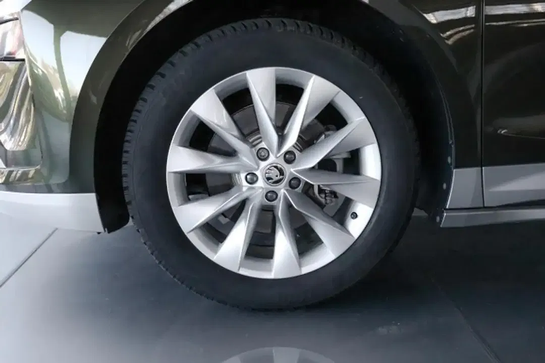 Skoda Enyaq 60 Loft - Thumbnail 3