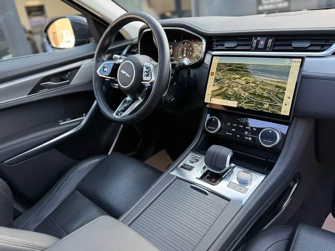 Jaguar F-Pace P400e 2.0 PHEV Portfolio - Thumbnail 13