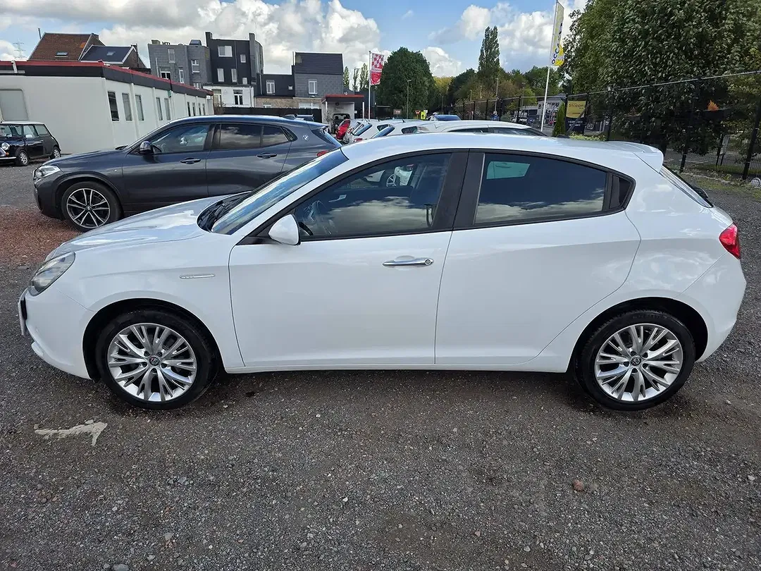 Alfa Romeo Giulietta 1.6 JTDM - Thumbnail 8