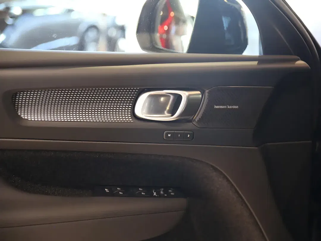 Volvo EX40 Single Motor Ultra Black Edition - Thumbnail 14