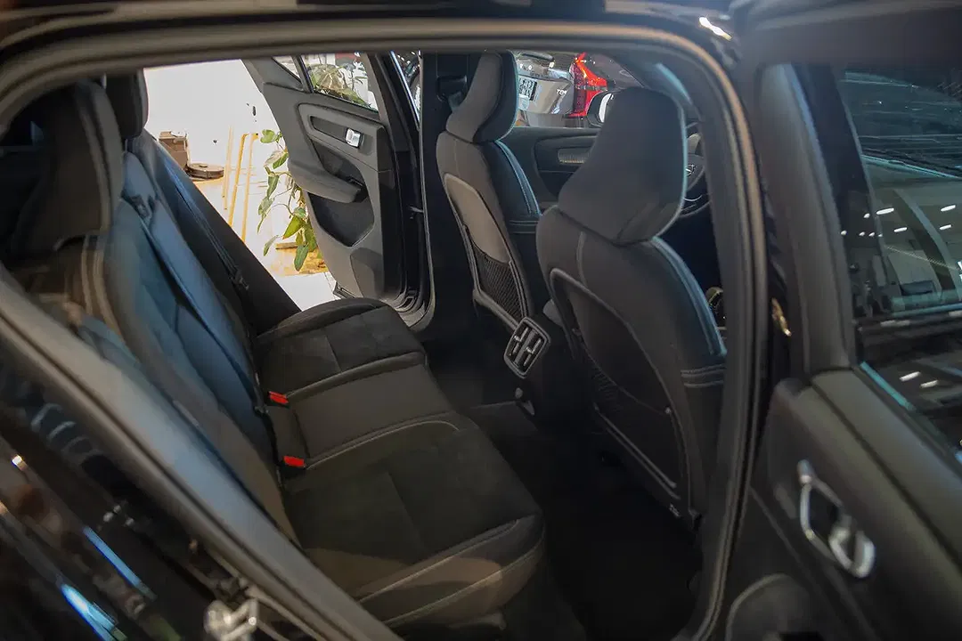 Volvo EX40 Single Motor Ultra Black Edition - Thumbnail 6