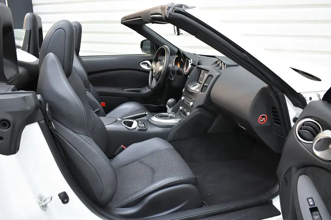 Nissan 370Z - Thumbnail 13