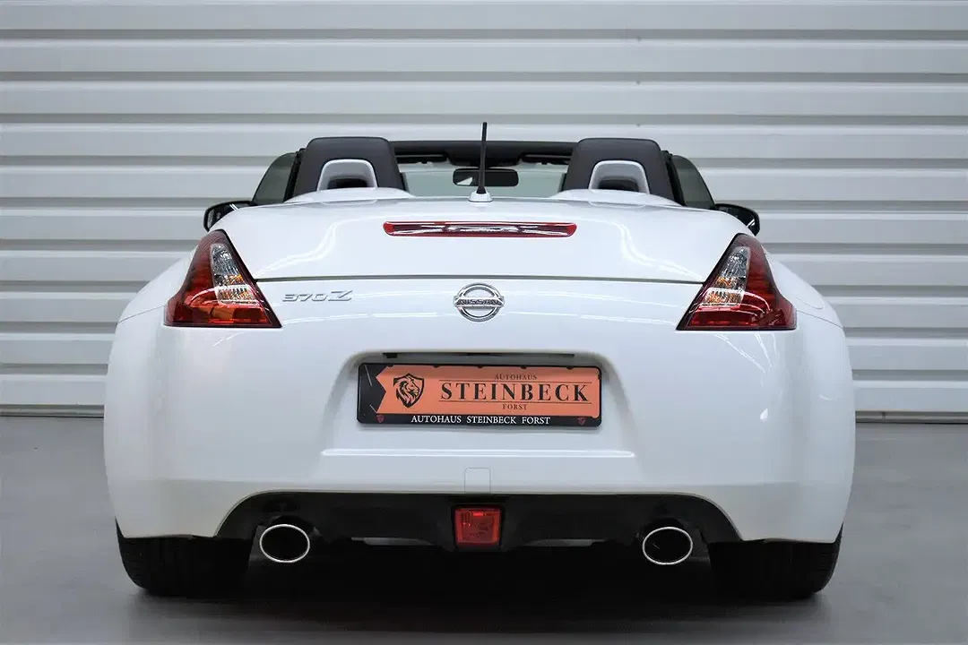 Nissan 370Z - Thumbnail 6