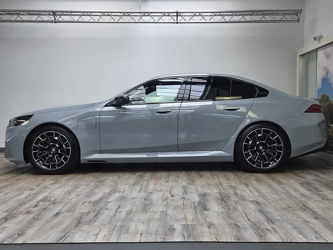 BMW M5 - Thumbnail 3
