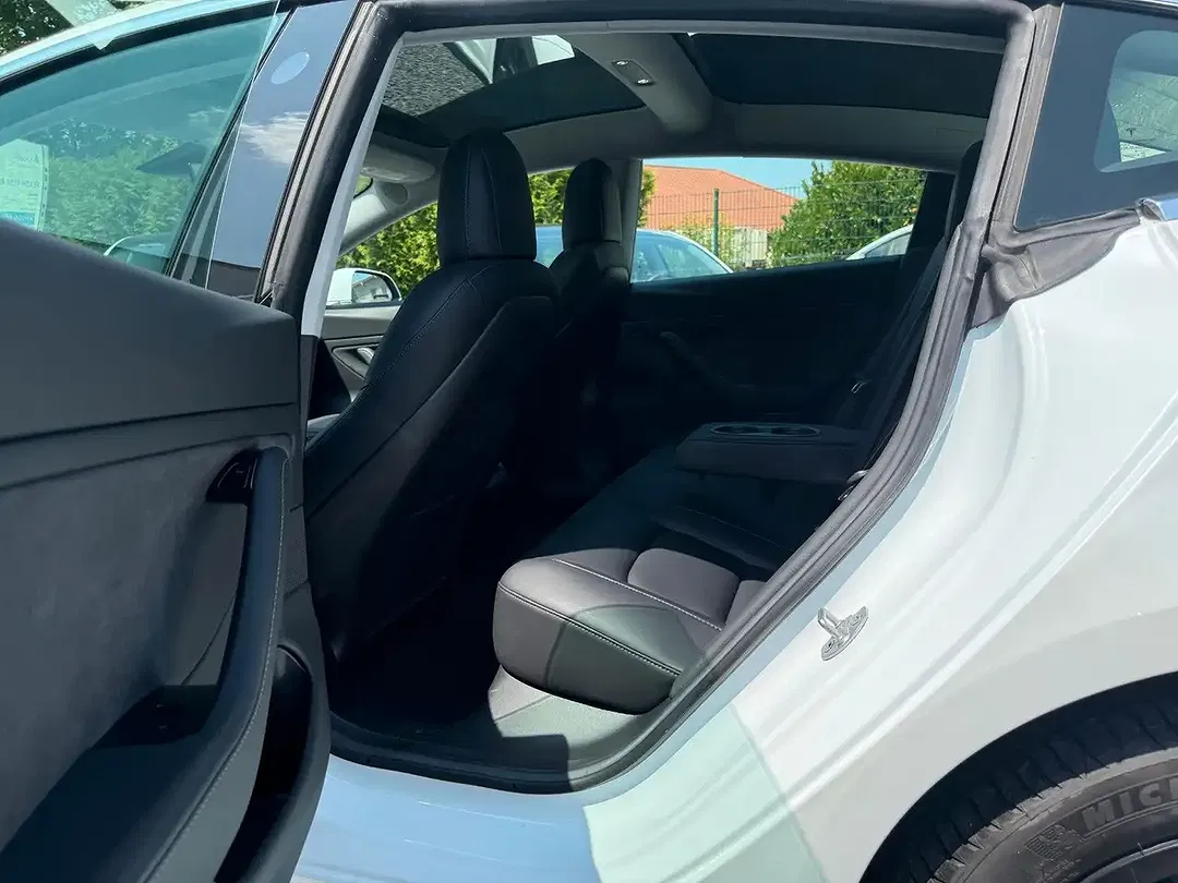 Tesla Model 3 Standard Range Plus Premium - Thumbnail 10