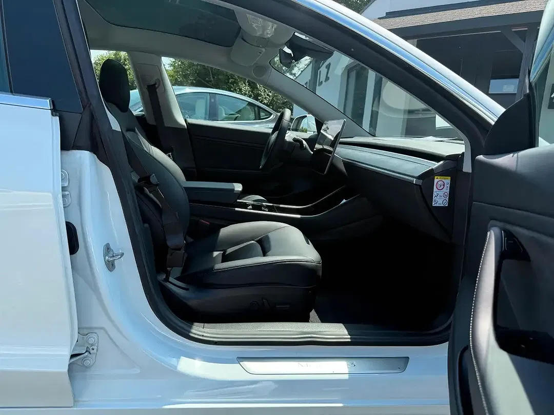 Tesla Model 3 Standard Range Plus Premium - Thumbnail 11