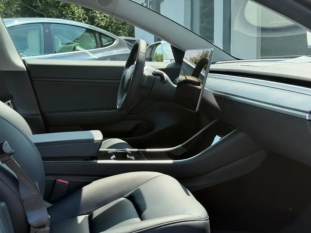Tesla Model 3 Standard Range Plus Premium - Thumbnail 12