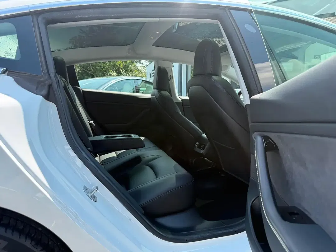 Tesla Model 3 Standard Range Plus Premium - Thumbnail 13