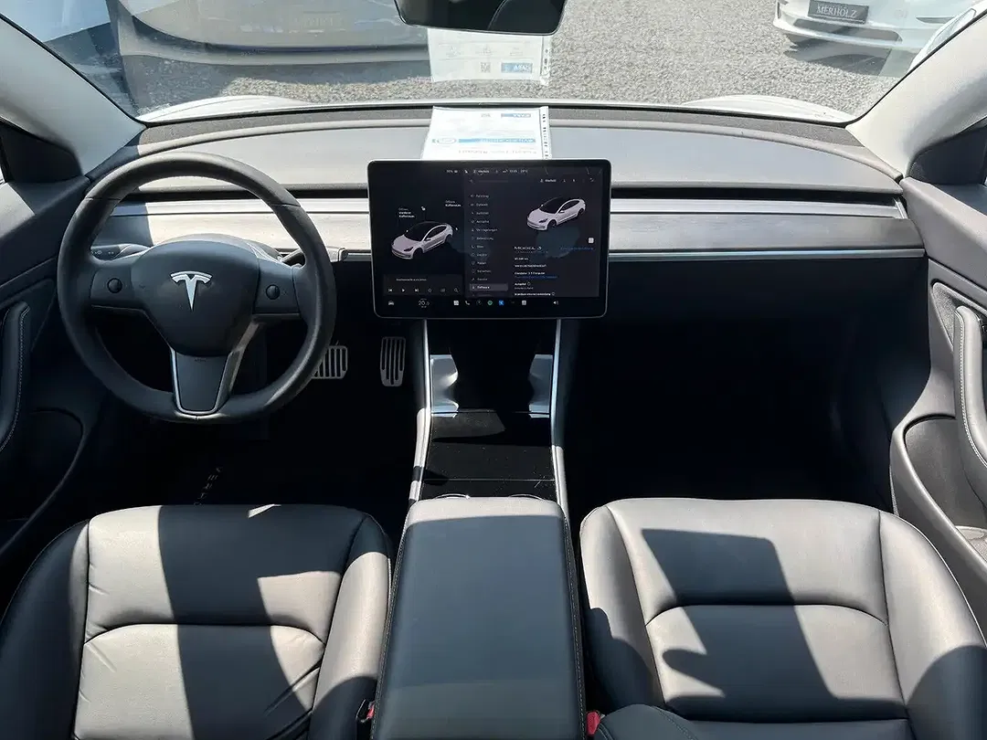 Tesla Model 3 Standard Range Plus Premium - Thumbnail 14