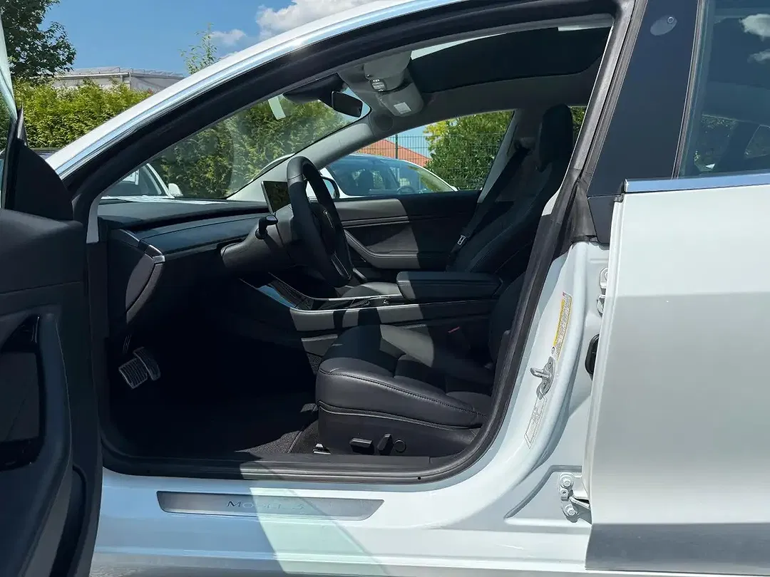 Tesla Model 3 Standard Range Plus Premium - Thumbnail 8