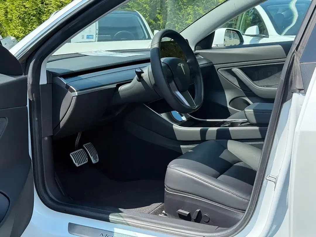 Tesla Model 3 Standard Range Plus Premium - Thumbnail 9