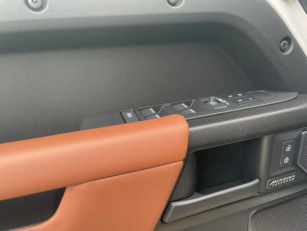 Land Rover Defender OCTA 110 - Thumbnail 13