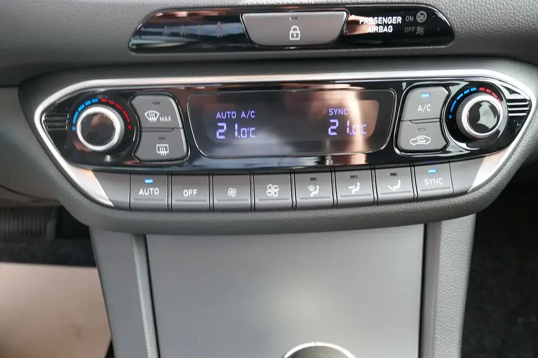 Hyundai i30 Fastback Premium - Thumbnail 13