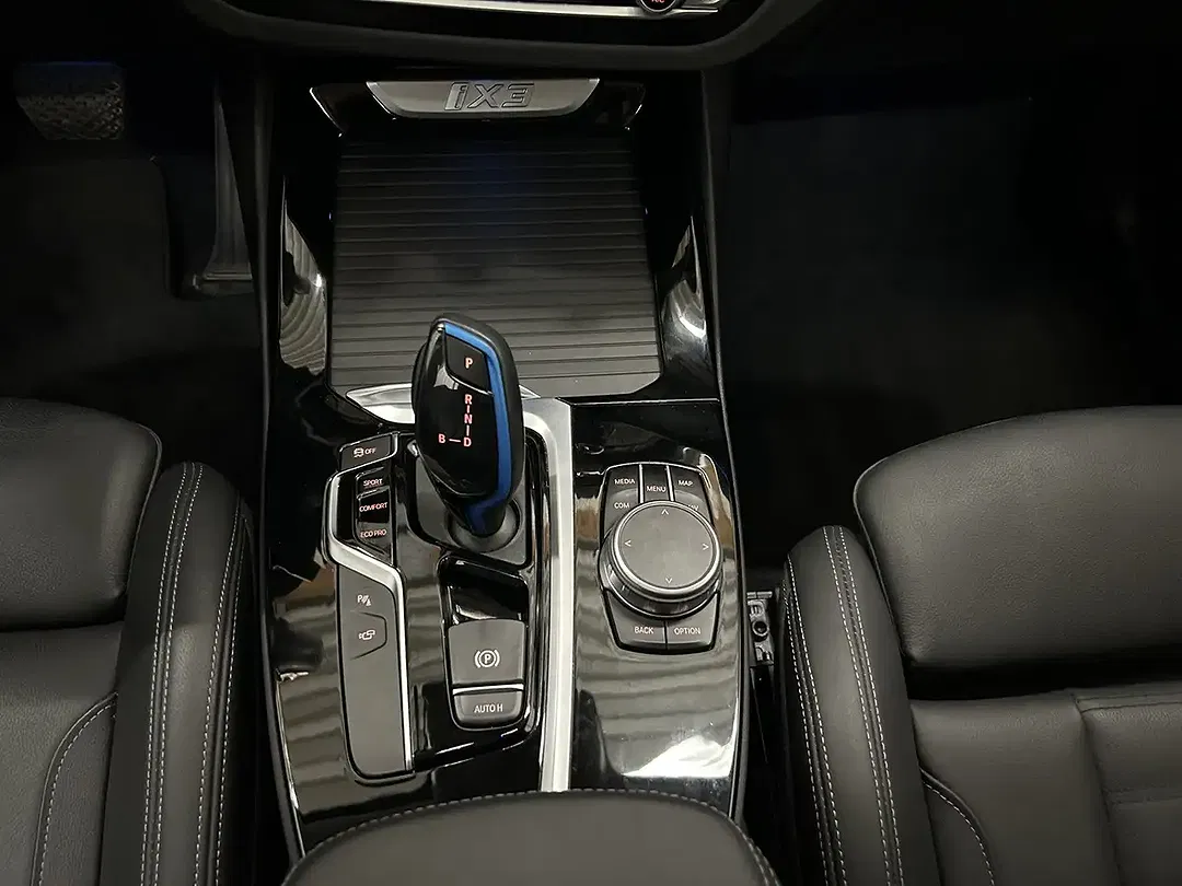 BMW iX3 - Thumbnail 7