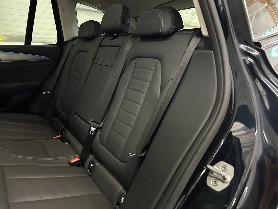 BMW iX3 - Thumbnail 8