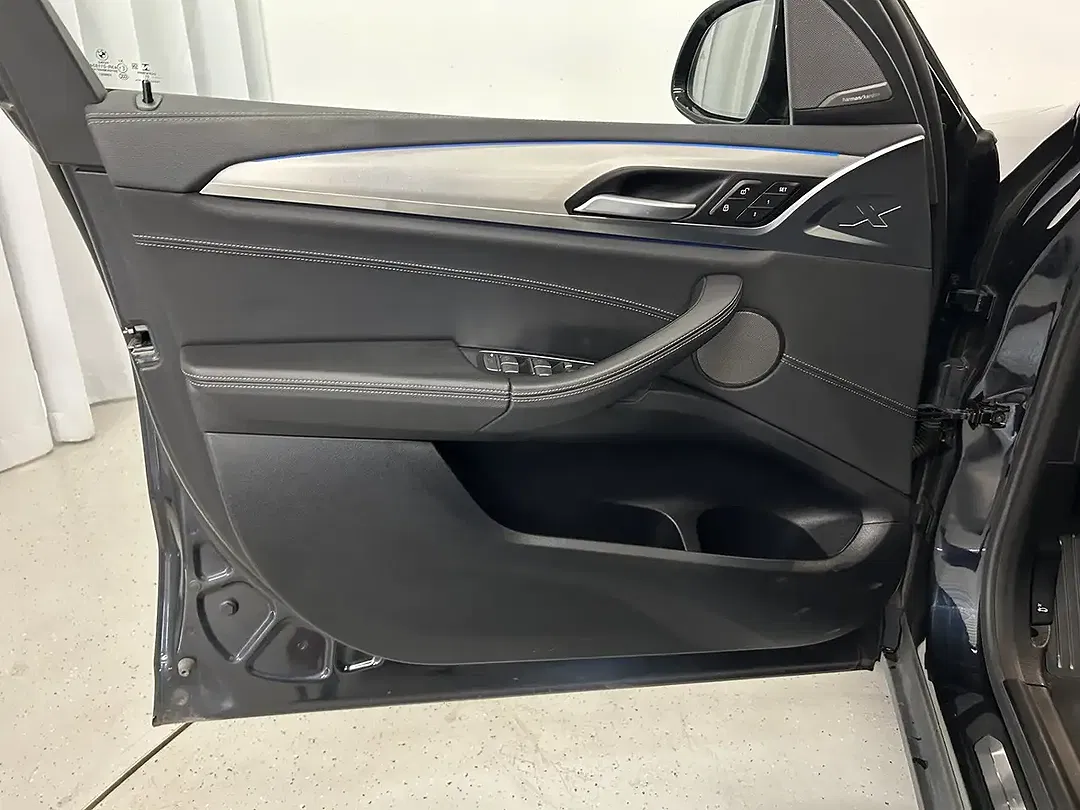 BMW iX3 - Thumbnail 9