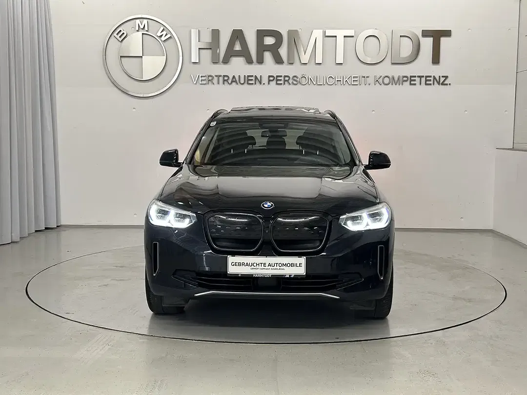 BMW iX3 - Thumbnail 4