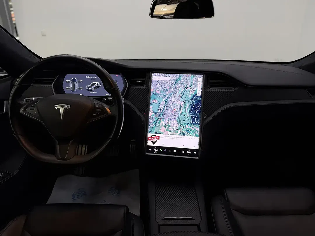 Tesla Model S - Thumbnail 15
