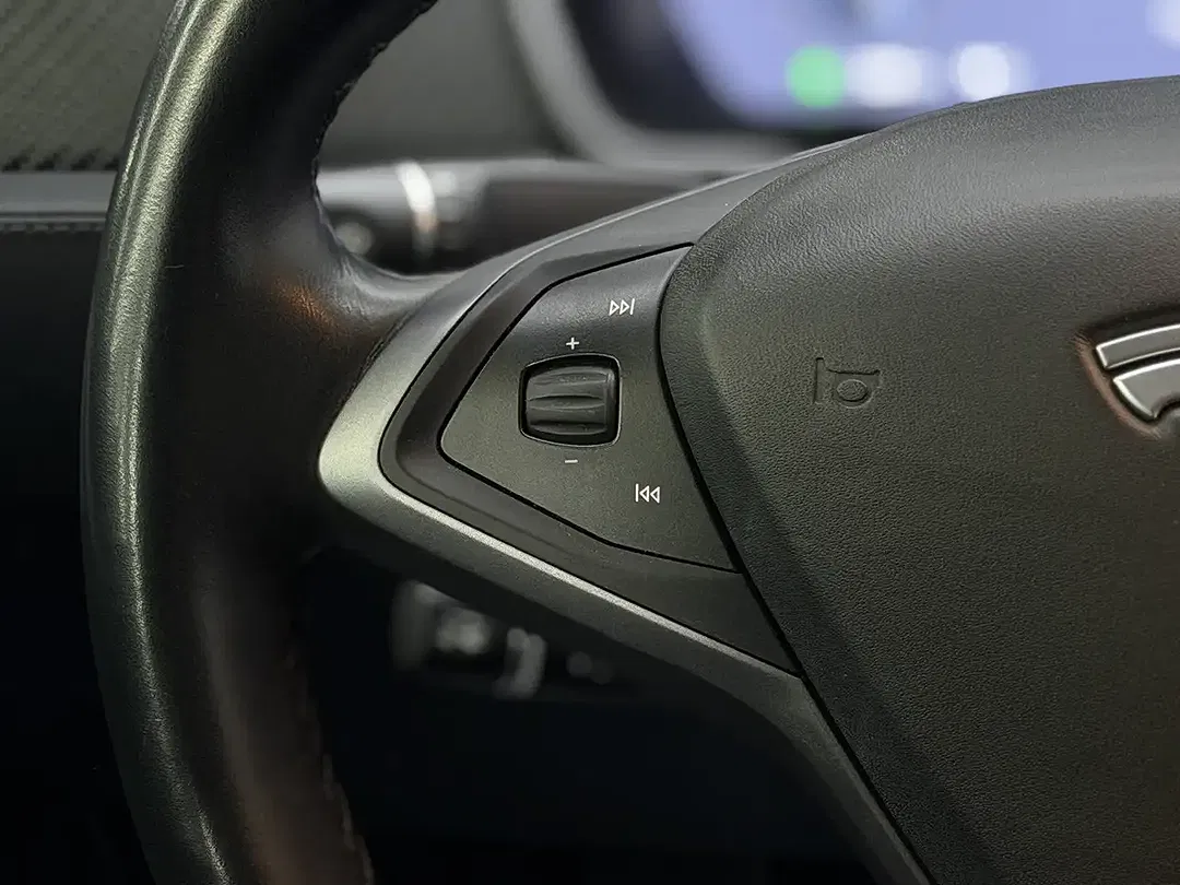 Tesla Model S - Thumbnail 16