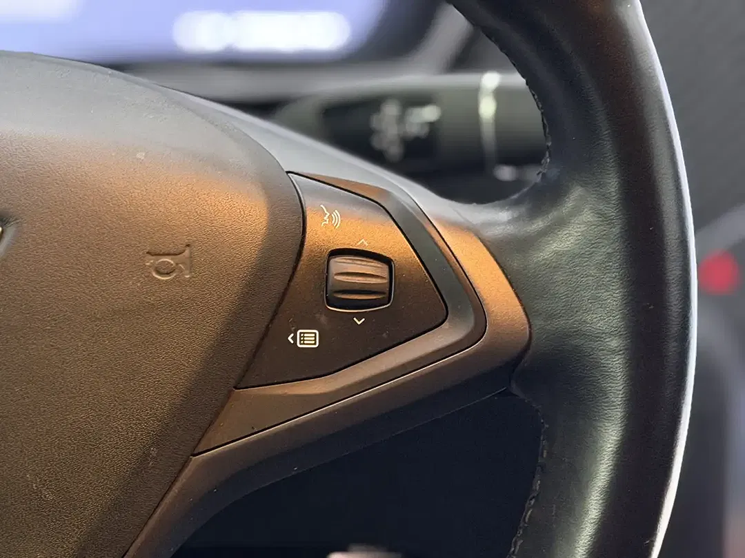 Tesla Model S - Thumbnail 17