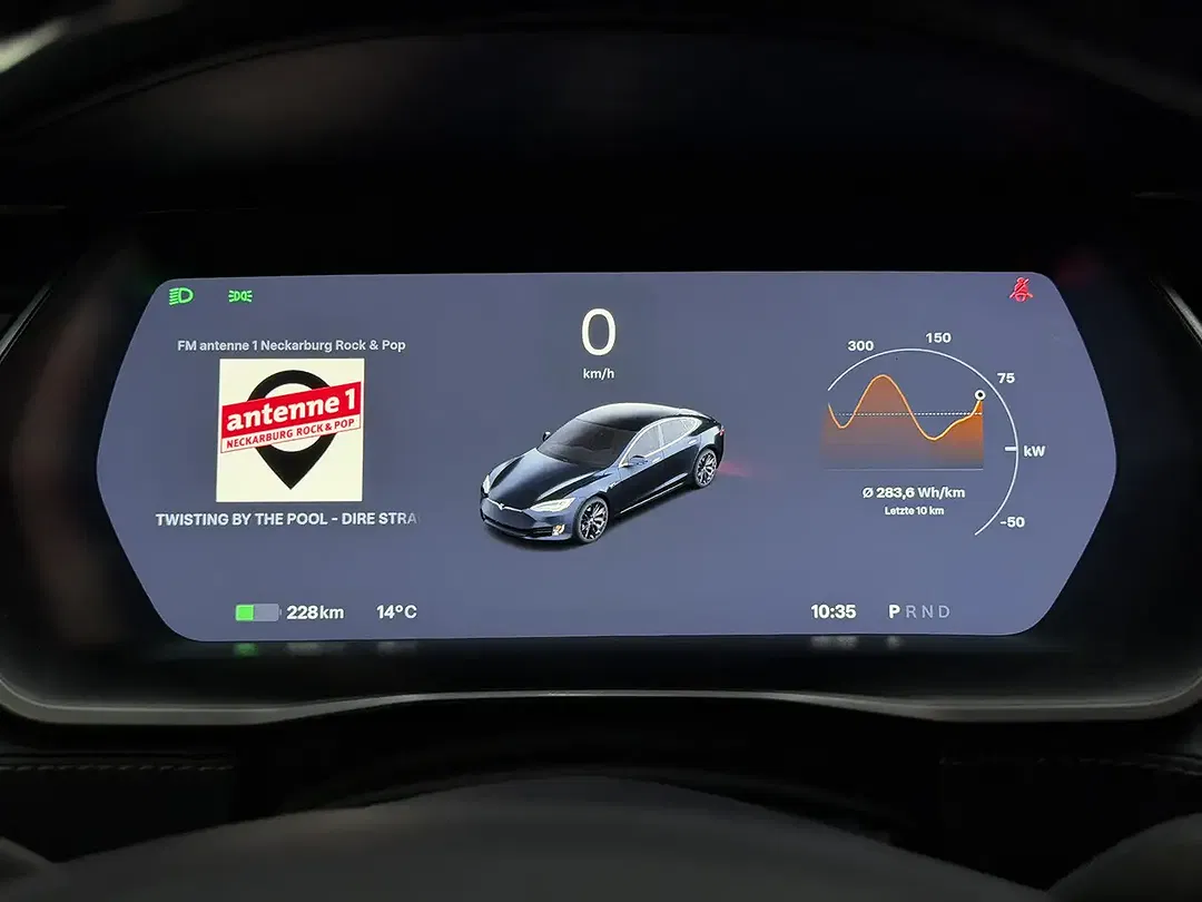 Tesla Model S - Thumbnail 23