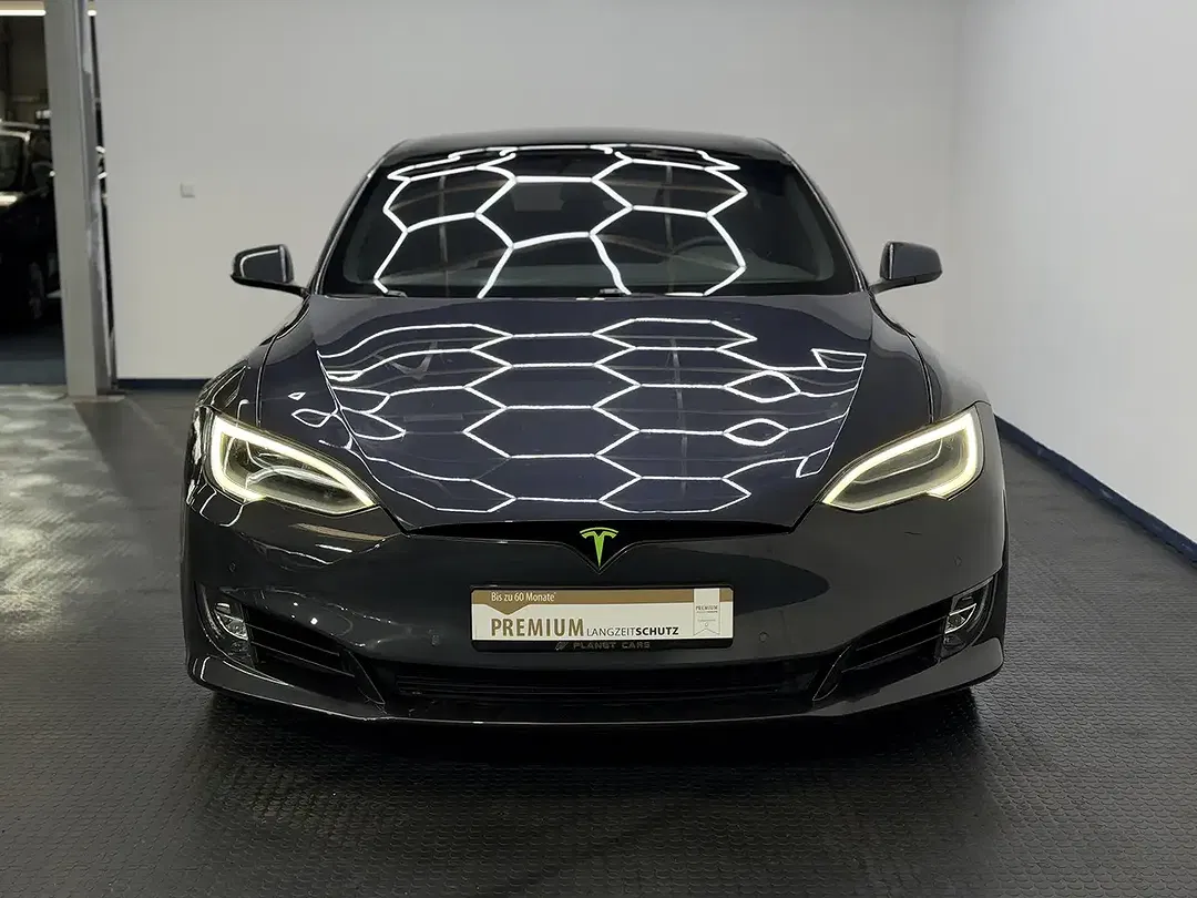 Tesla Model S - Thumbnail 3