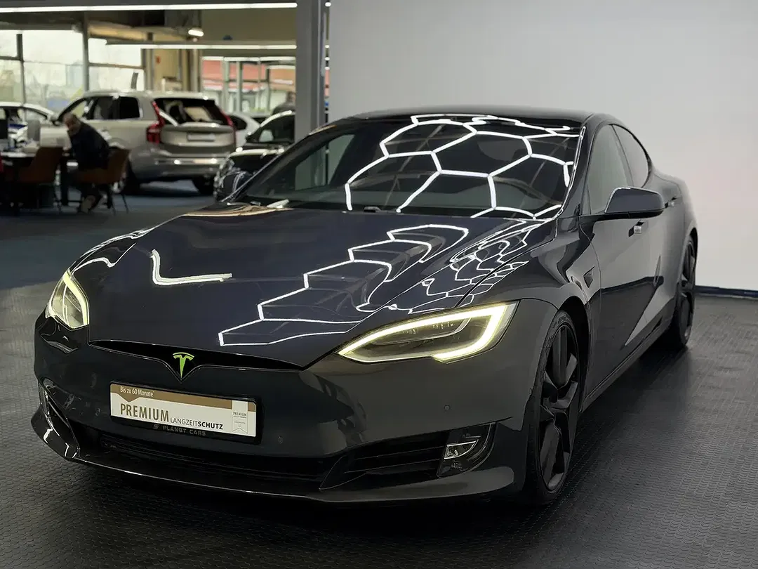Tesla Model S - Thumbnail 4