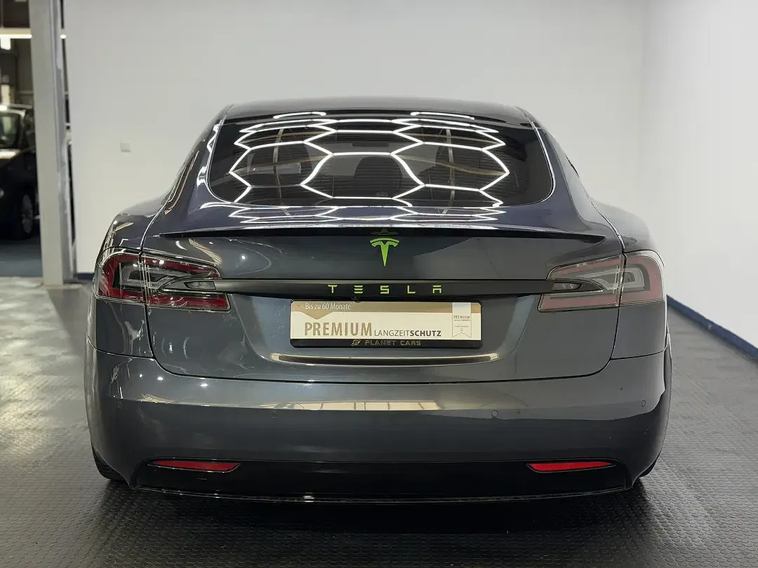Tesla Model S - Thumbnail 5