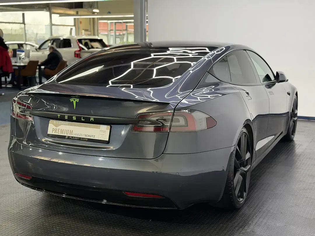 Tesla Model S - Thumbnail 6