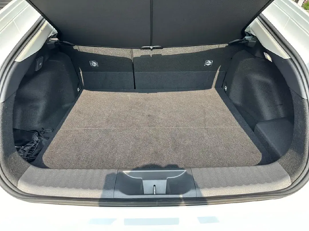 Toyota Prius PHEV Executive - Thumbnail 14