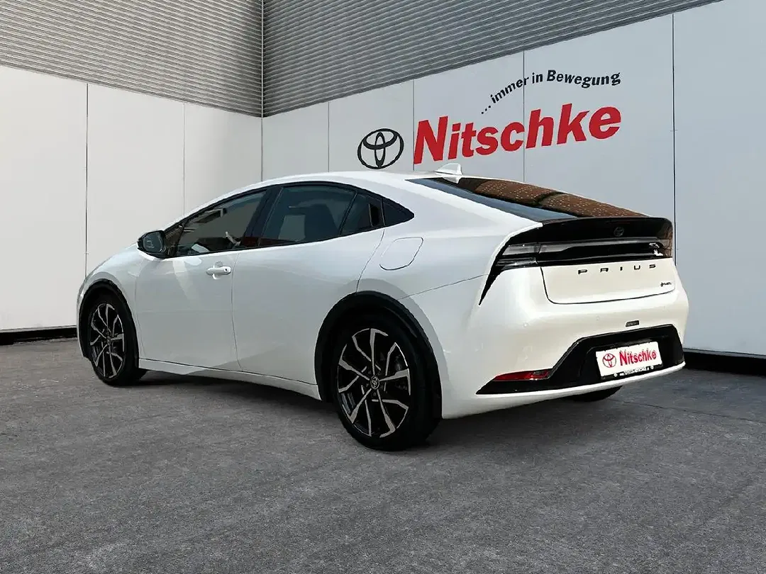 Toyota Prius PHEV Executive - Thumbnail 3