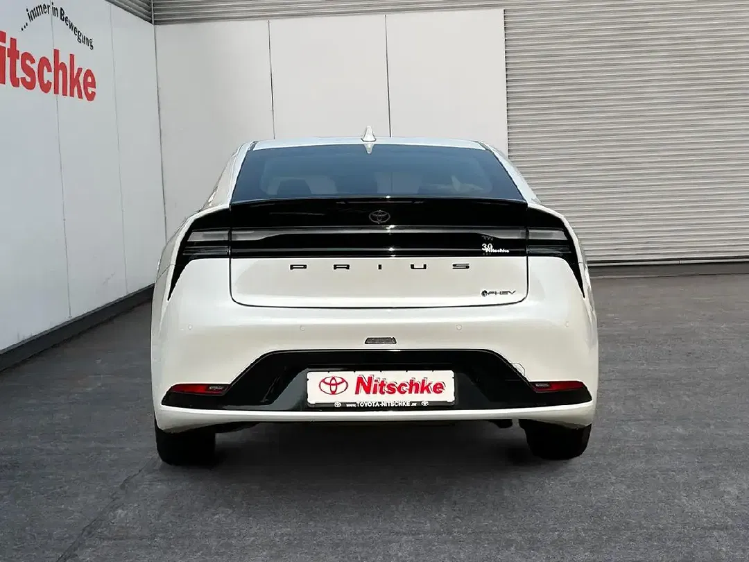 Toyota Prius PHEV Executive - Thumbnail 4