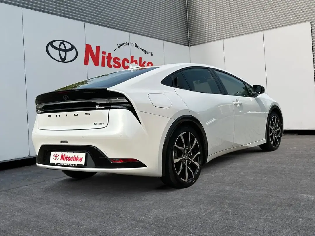 Toyota Prius PHEV Executive - Thumbnail 5
