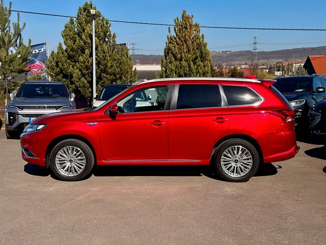 Mitsubishi Outlander PHEV - Thumbnail 3